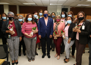 Entrega de flores por el Día de las Madres 2021