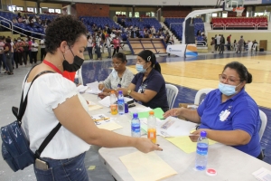 Pago auditado con cheque al personal médico transcurre en completa normalidad