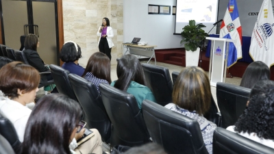 Colaboradores de la Contraloría reciben charla sobre gestión del estrés