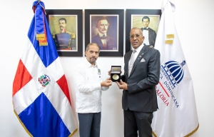 Contralor Félix Santana recibe Medalla Conmemorativa por el 180 aniversario de la Independencia Nacional