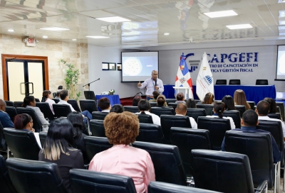 Contraloría ofrece charla sobre importancia del reciclaje a sus colaboradores